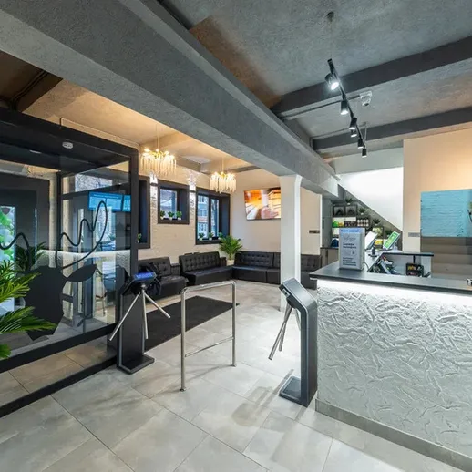 Внутри офисного здания находится современная зона ожидания и ресепшн