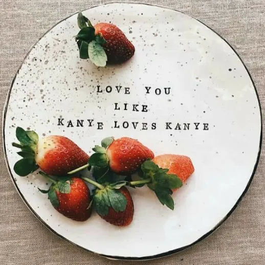 Тарелка с надписью и клубникой на текстильном фоне, уютная атмосфера и оригинальный декор для стола