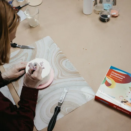 Женщина создает художественную работу на мастер-классе по декорированию керамики в уютной студии