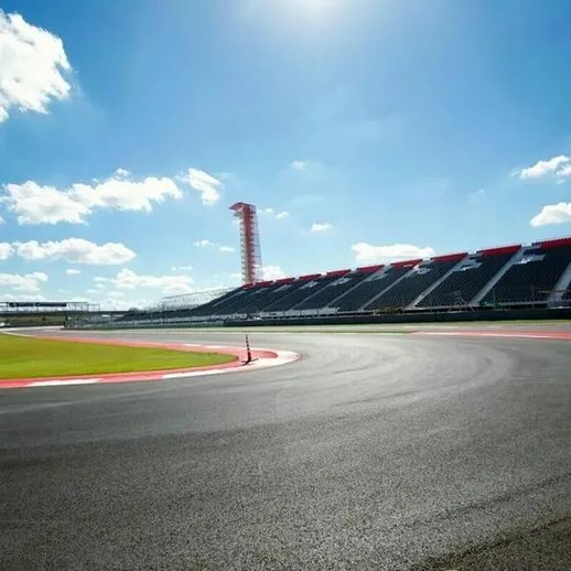 Гладкая трасса автодрома в ясный солнечный день во время гонки на новом стадионе