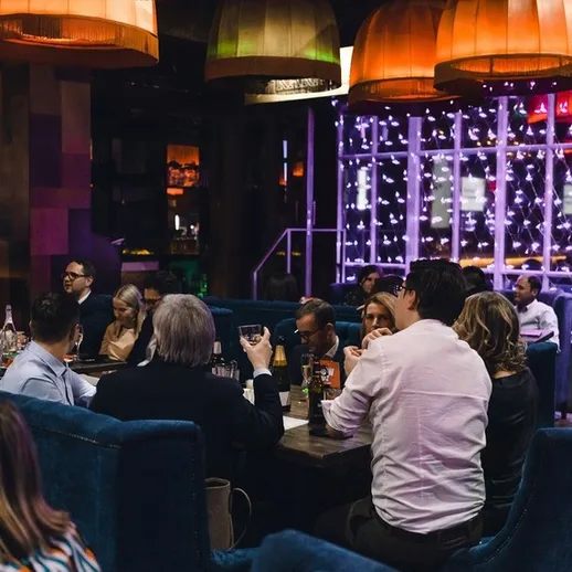 Посещение приятного ресторана с друзьями в вечернее время, наслаждаясь атмосферой и общением в непринужденной обстановке
