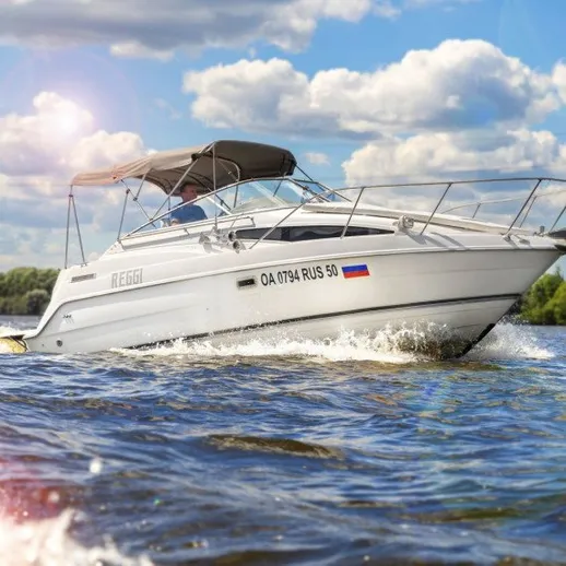 Корабль на реке под облачным небом