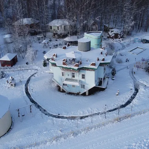 зима в загородном комплексе с уникальными постройками и снежным пейзажем