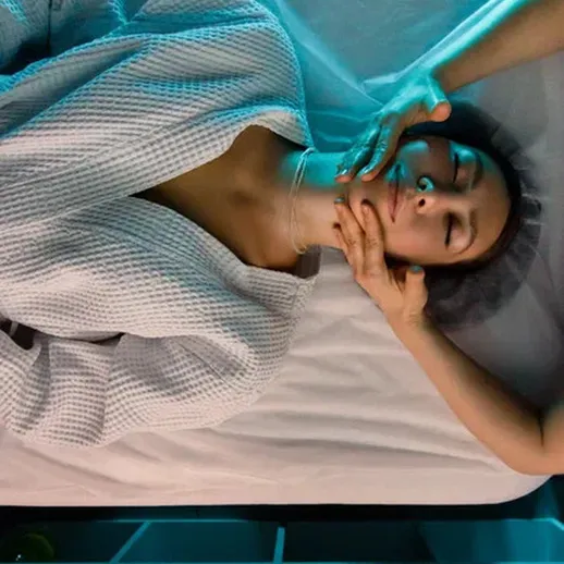 Маникюр и расслабляющий массаж в спа-салоне с современным интерьером