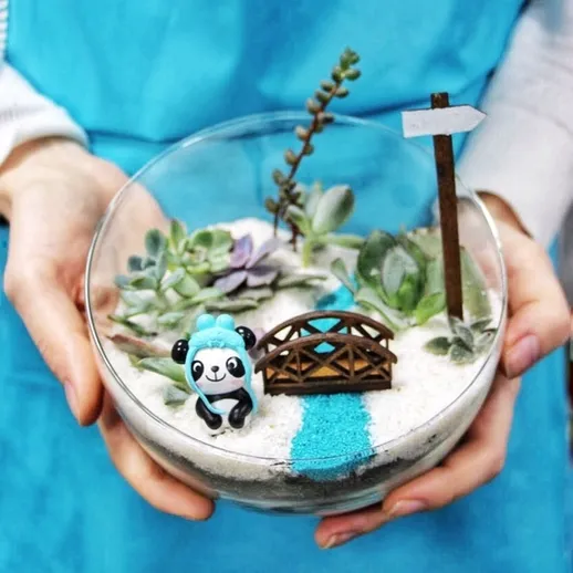 Создание мини-садика в прозрачном контейнере с растениями и фигурками в стиле японского сада