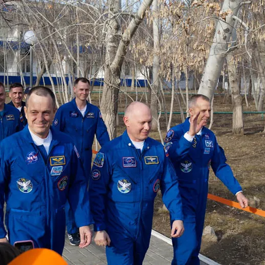 Астронавты готовятся к запуску ракеты в космос в космодроме Байконур в марте 2023 года
