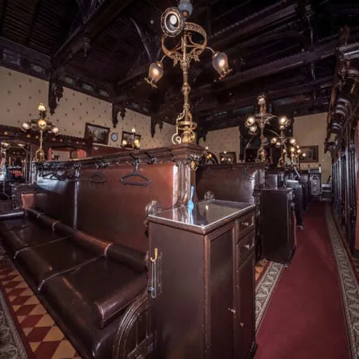 Ретро-кафе с деревянными элементами интерьера и ярким освещением в вечернее время