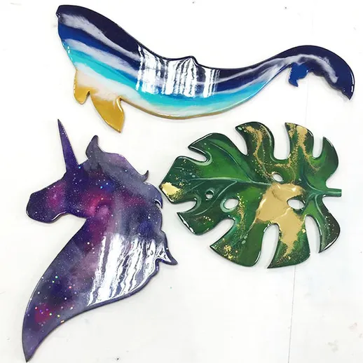 Яркие акриловые авторские фигурки в форме единорога, рыбы и листа с эффектом галактики на белом фоне