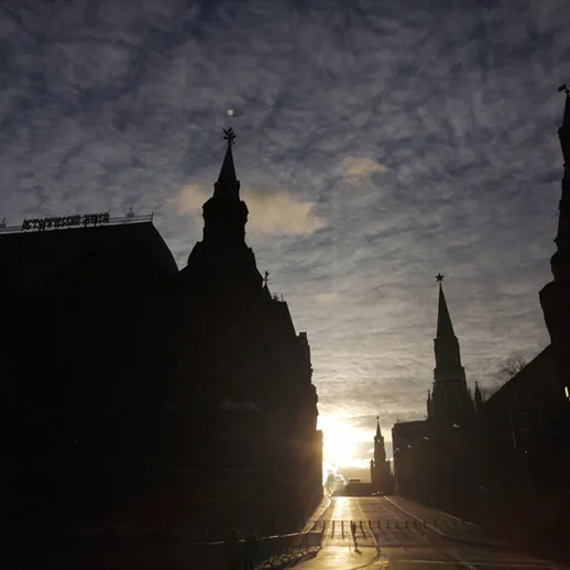 Закат над Красной площадью, silhouetting старинные здания и башни Кремля, вечернее настроение осени