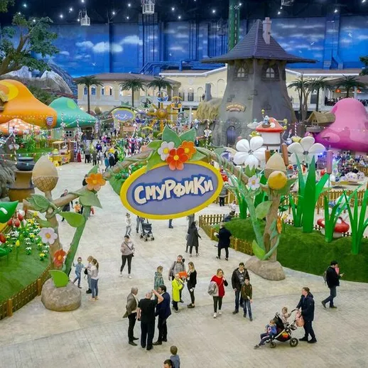 Сказочная детская площадка с горами, грибами и цветами, наполненная радостью и смехом детей в развлекательном центре