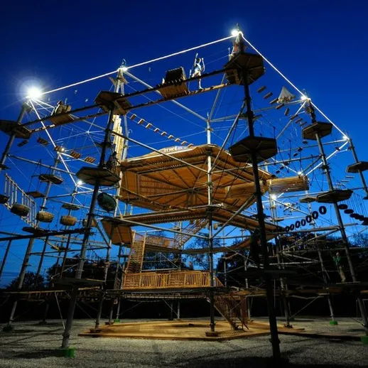 Уникальный детский комплекс для игр на свежем воздухе, освещенный в темное время суток