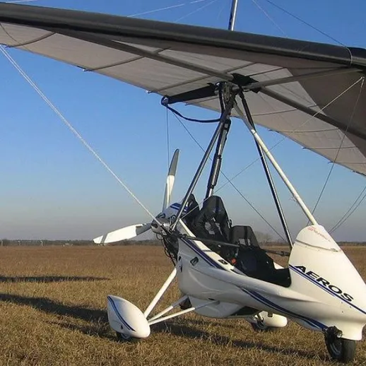 Летательный аппарат на аэродроме, готовый к взлету в ясный солнечный день