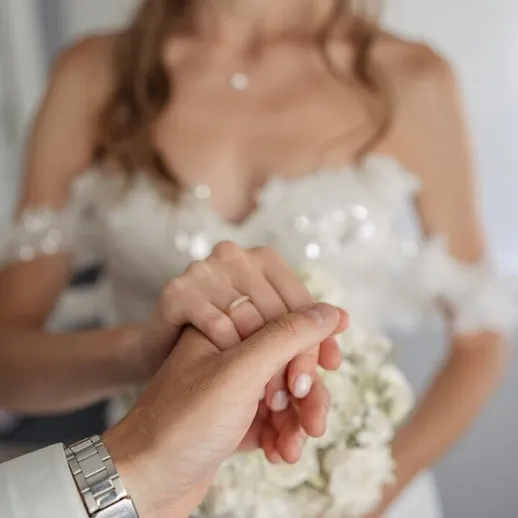 Свадебная церемония с обменом кольцами и невестой в белом платье в теплом свете