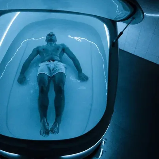 Опыт флотирования в специальной капсуле для релаксации под мягким светом