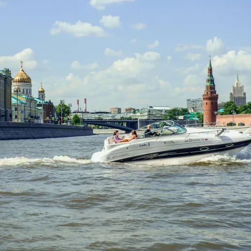 На катере по реке Москвы недалеко от Кремля в яркий солнечный день