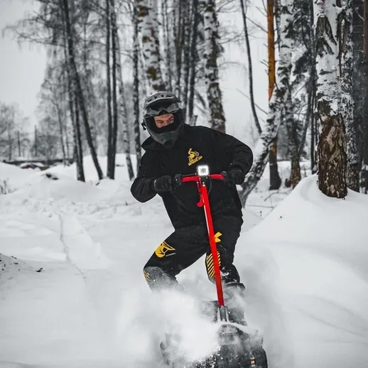 Зимний катание на электрическом самокате по снежному лесу в морозный день