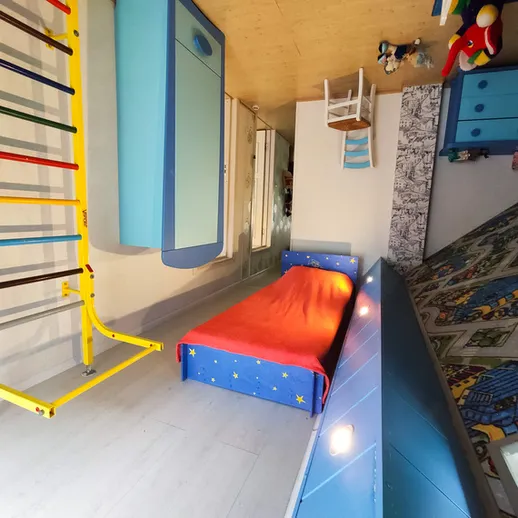 Яркая детская комната с кроватью и спортивным уголком для активных игр