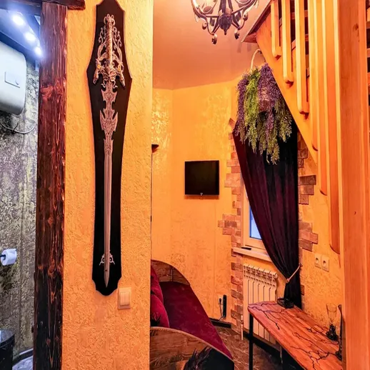 Интерьер уютного дома с деревянной лестницей и оригинальным декором, расположенный в живописном районе