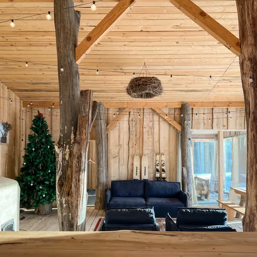 Уютный деревянный дом внутри на фоне рождественской елки и комфортной обстановки в зимний день