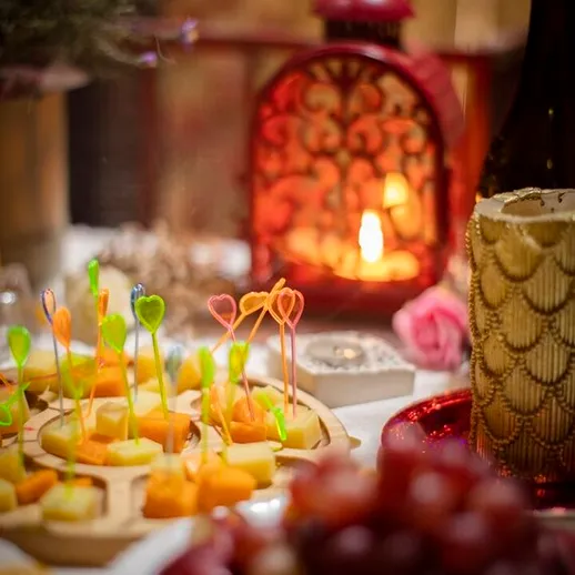 Вкусные закуски на праздничном столе при свечах с красивым оформлением