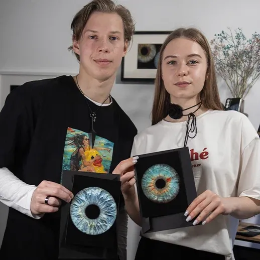 Молодые люди показывают картины с изображением радужной оболочки глаза в студии