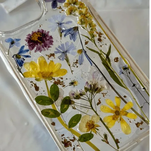 Чехол для телефона с прессованными цветами и золотыми вкраплениями на светлом фоне