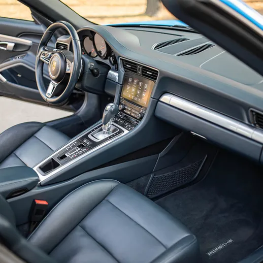 Внутреннее пространство спортивного автомобиля на парковке