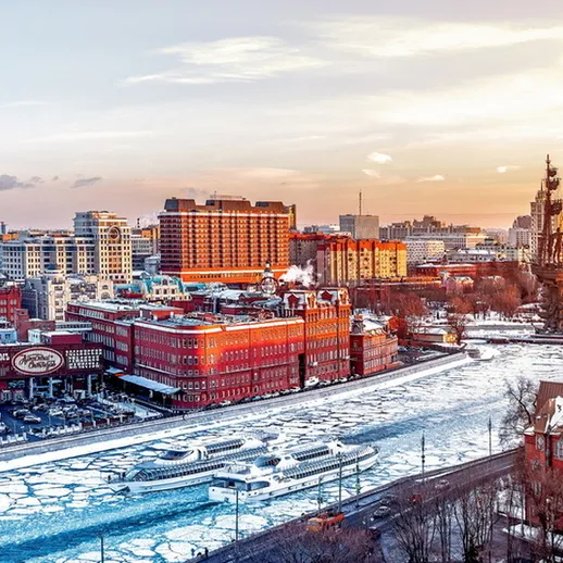 Зимний пейзаж Москвы с потоком льда на реке и великолепным закатом
