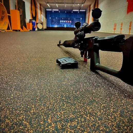 Стрельбище с винтовкой, макетом и мишенями в тире на тренировке по стрельбе в вечернее время