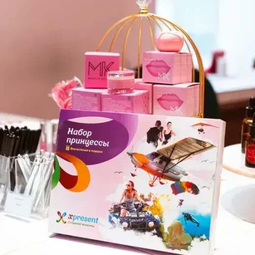 Набор принцессы на столе в магазине с косметикой и яркими упаковками