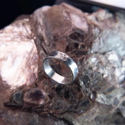 Серебряное кольцо на природном камне с блестящей поверхностью, выполненное вручную