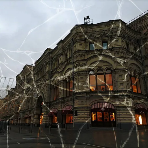 Здание ГУМа в Москве в сером освещении осеннего дня с атмосферой дождя и яркими окнами