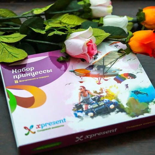 Набор для творчества с розами и цветными элементами на поверхности