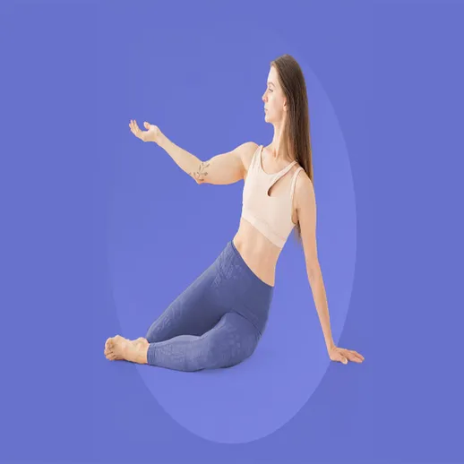 Женщина занимается йогой на синем фоне, выполняя асаны, с акцентом на гибкость и равновесие
