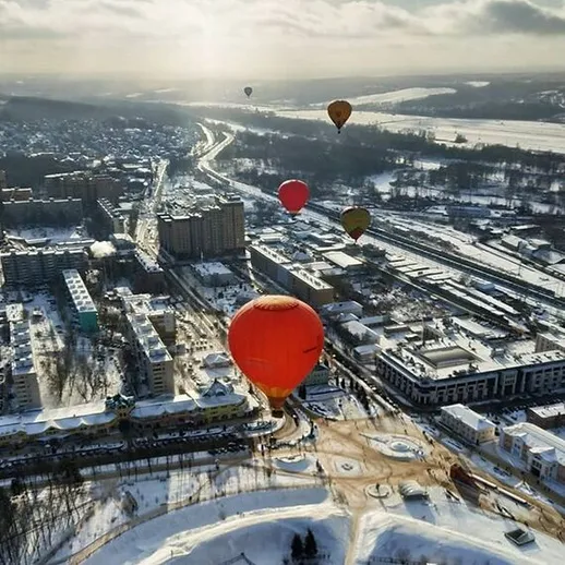 Воздушные шары над городом зимой