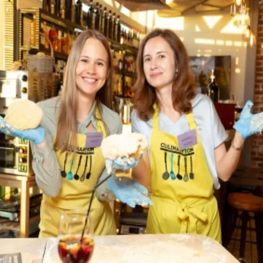 Две женщины в фартуках готовят тесто на кулинарном мастер-классе в уютном кафе