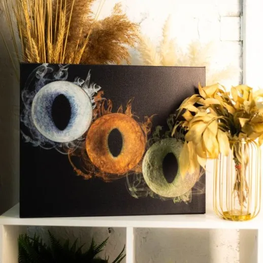 Настенная картина с тремя глазищами на черном фоне в интерьере квартиры