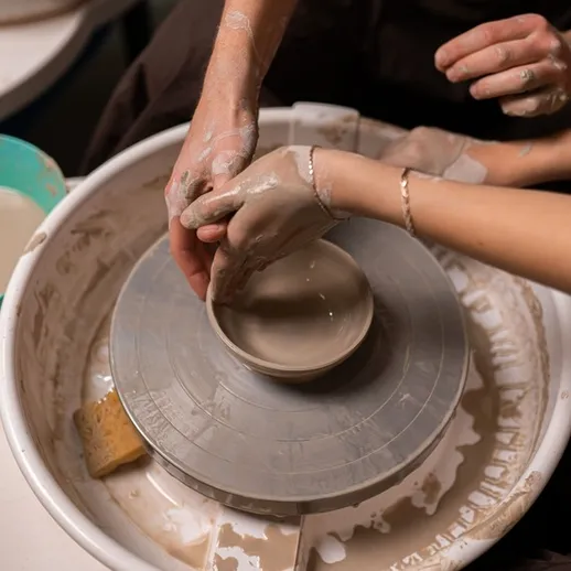 Изготовление глиняной чаши на гончарном круге в студии керамики