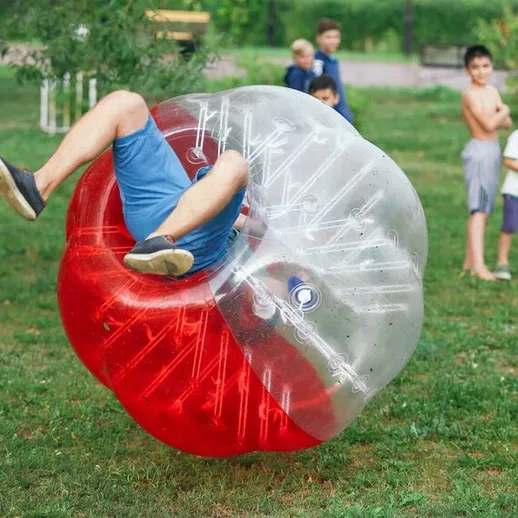 Увлекательные моменты игры в шарах на траве в теплый день на детском празднике