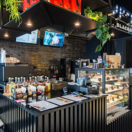 Современная кофейня в стиле минимализм, где подают различный кофе и десерты