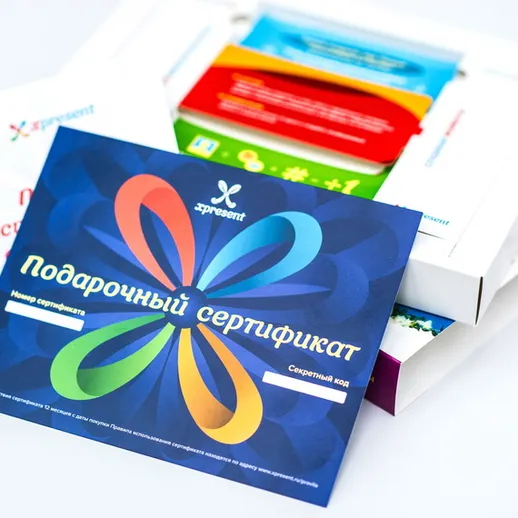 Подарочный сертификат с цветными узорами и инструкцией