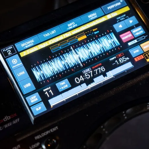 Инструмент для диджеинга с графическим интерфейсом, отображающим волновую форму музыкального трека