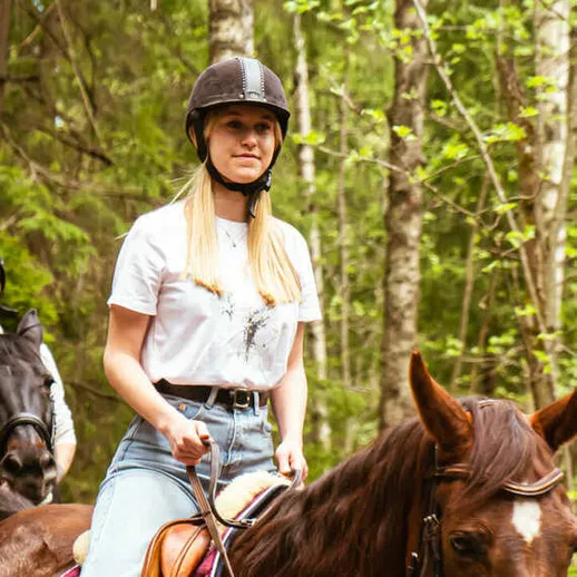 Верховая езда по лесу с друзьями в солнечный день, наслаждение природой и общением Верховая езда по лесу с друзьями в солнечный день, наслаждение природой и общением