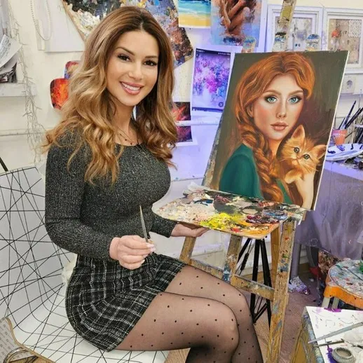 Художница рисует портрет с кошкой в творческой мастерской