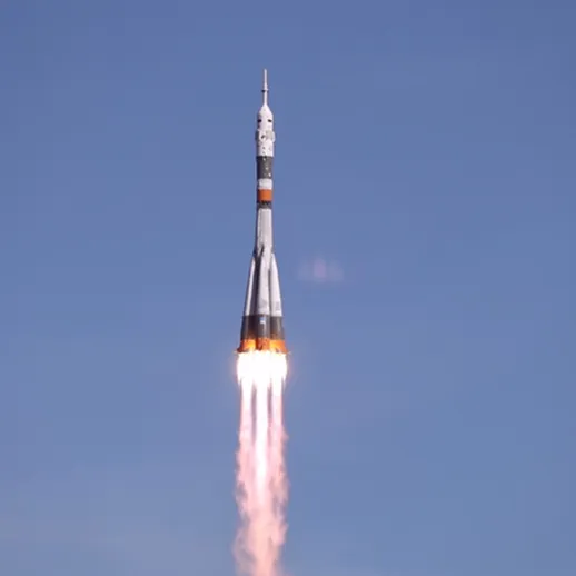 Запуск ракеты с космодрома Байконур в ясный день, 2023 год, на орбиту Земли