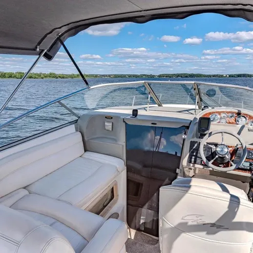 Корабль на воде в ясный день рядом с берегом озера