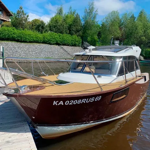 Яхта на стоянке у берега реки в солнечный день в России