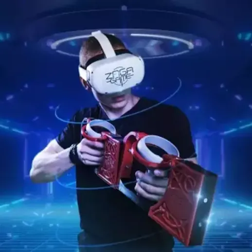 Виртуальная реальность: игрок с гарнитурой и контроллерами в темном игровом зале