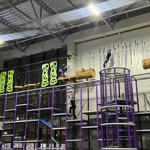 Эмоции и активные развлечения в крытом парке с препятствиями и веревочными трассами